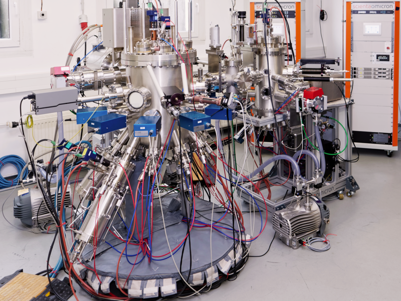 Customized EVO system with extended buffer chamber | © Scienta Omicron Customized EVO system | © Scienta Omicron