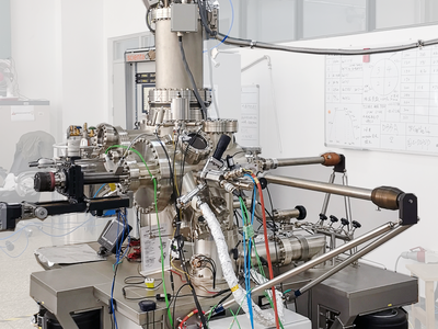 LT SPM QPlus with Large RM Preparation Chamber for Various Sources | © Scienta Omicron LT SPM QPlus with Large RM Preparation Chamber for Various Sources, at the Low Dimensional Nanomaterials Vacuum Laboratory, Kunming University of Science and Technology | © Scienta Omicron